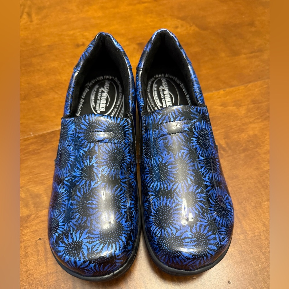 Easy works by Easy Street professional slip on shoe. Blue sunflower pattern. Sz8